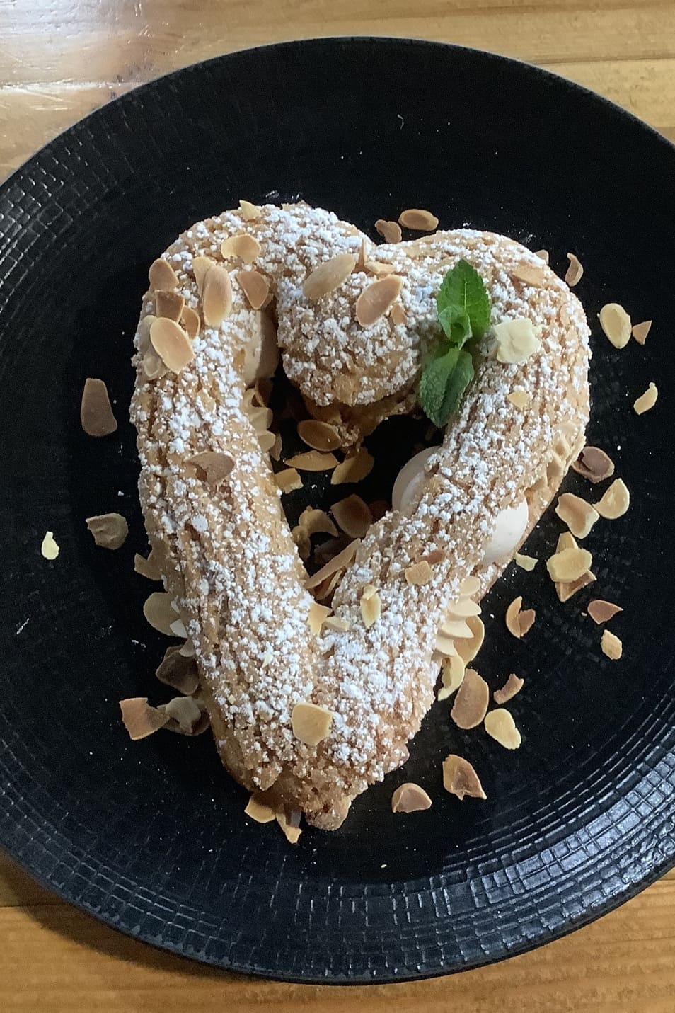 Dessert aux amandes en forme de coeur